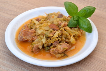bigos z młodej kapusty