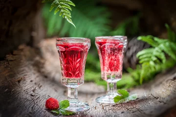 Schapenvacht deken met foto Bar Closeup of liqueur made of wild strawberry and alcohol
