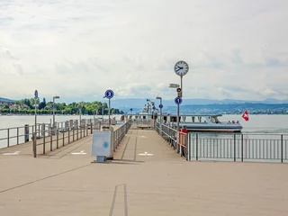 Papier Peint photo autocollant Porte Shipping pier at Burkliplatz, lake Zuerich