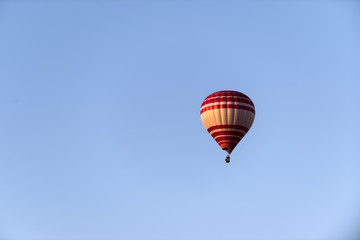 Naklejka premium Roter Heissluftbaloon vor blauem himmel