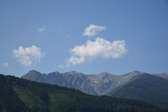 Strassen, Dorf, Tal, Pustertal,  Lienz, Lienzer Dolomiten, Weide, Feld, Wiese, Landwirtschaft, Sommer, Ernte, Osttirol, Berg, Wald, Baum, Wolke, Drau, Drautal, Stra&szlig;e, Bergbauer, Alm, Ruhe, Friede