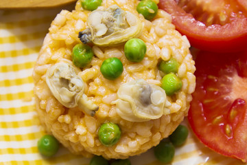 rice with clams accompanied by tomato.