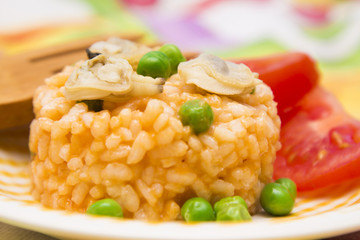 rice with clams accompanied by tomato.