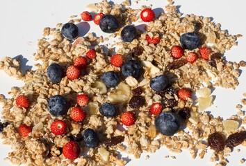 crunchy muesli, wild strawberries and bluberries