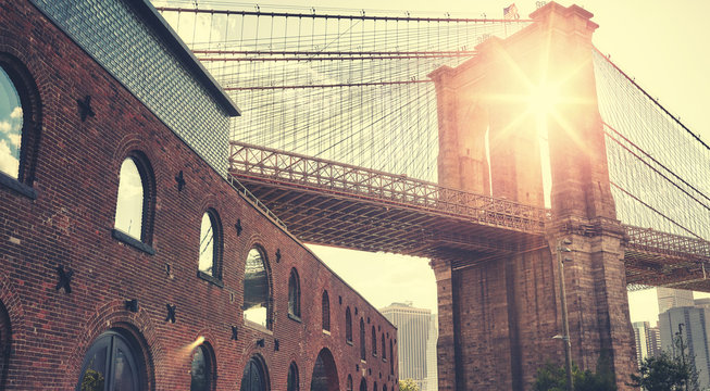 Fototapeta Most Brooklyński przy zmierzchem z obiektywu racą, koloru tonowanie stosować, Miasto Nowy Jork, usa.