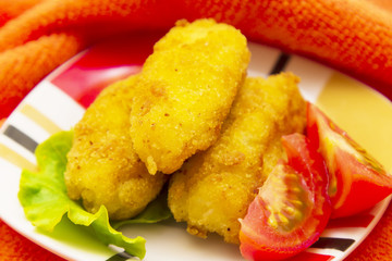 tray of croquettes filled with meat accompanied by tomato.