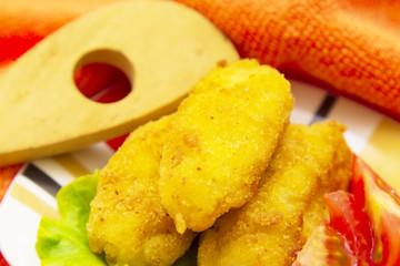 tray of croquettes filled with meat accompanied by tomato and wooden cutlery.