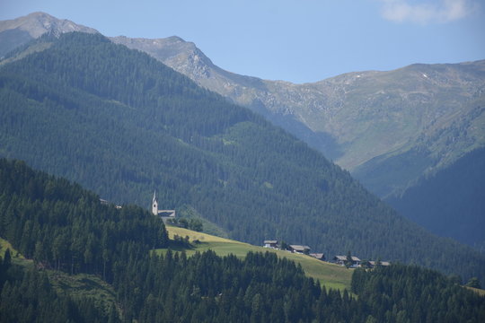 Strassen, Dorf, Tal, Pustertal,  Lienz, Lienzer Dolomiten, Weide, Feld, Wiese, Landwirtschaft, Sommer, Ernte, Osttirol, Berg, Wald, Baum, Wolke, Drau, Drautal, Stra&szlig;e, Bergbauer, Alm, Ruhe, Friede