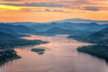 Sonnenuntergang hinter dem Hügel und Blick auf den Mekong bei Nong Khai © Atakorn