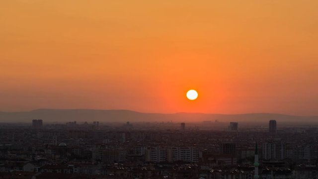 Şehrin &Uuml;zerine Doğan G&uuml;neş