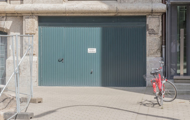 Großes grünes Garagentor einer Tiefgarage in  Hamburg