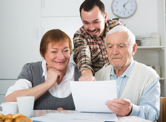 Elderly couple and social employee