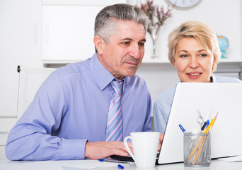 Colleagues discussing project