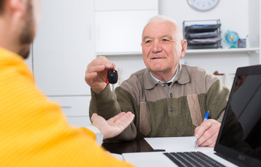 Old man signed car purchase contract