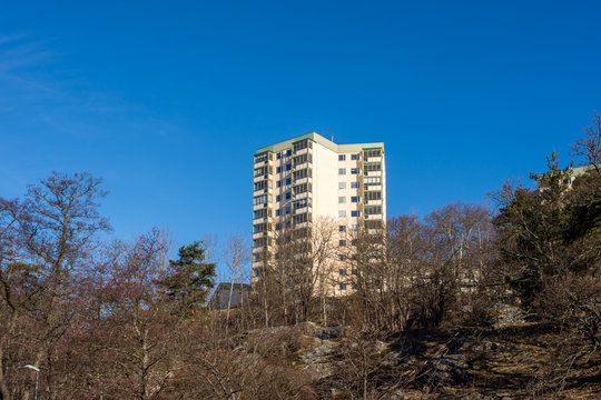 H&ouml;ghus vid Karlbergs strand i solna med en fin utiskt &ouml;ver Ulsundasj&ouml;n