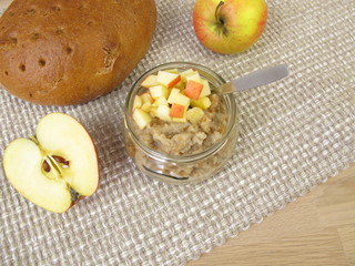 Brot Porridge mit Apfel