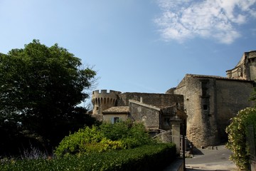 Fototapeta premium Gordes, classé plus beau village de France en Provence dans le Vaucluse