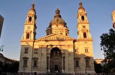 Fototapeta na wymiar St.-Stephans-Basilika auf dem Stephansplatz im Abendlicht