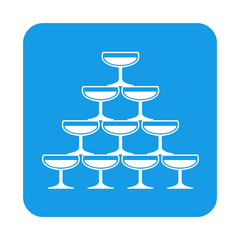 Icono plano piramide copas de champan en cuadrado azul