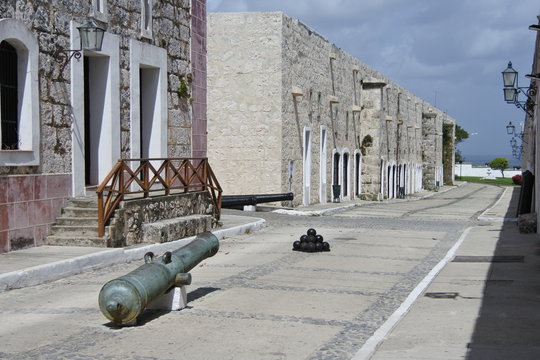 Kanonen mit Kugeln in der Fortaleza de San Carlos de la Cabaña