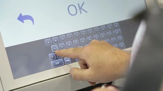 The robot speaks to people_17