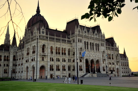 Fassade des Parlaments von der Stadtseite Budapests 