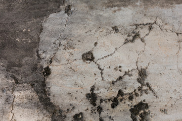 Helle alte Wand mit vielen Rissen