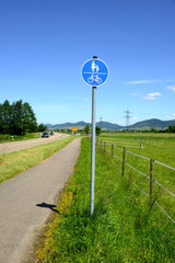 Gemeinsamer Fu&szlig;- und Radweg 