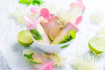 Erfrischung im Sommer - Selbstgemachtes Holunder Eis mit Melisse und Limetten - Sambucus