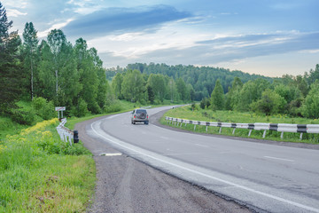 Автомобиль едет по загородной дороге. 