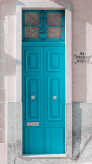 Fototapeta na wymiar 2-flügelige blaue Holz-Haustür mit Sprossen-Oberlicht und Türknauf auf der Mittelmeerinsel Malta