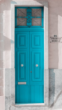 2-fl&uuml;gelige blaue Holz-Haust&uuml;r mit Sprossen-Oberlicht und T&uuml;rknauf auf der Mittelmeerinsel Malta