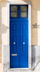2-flügelige blaue Holz-Haustür mit Sprossen-Oberlicht und Türknauf auf der Mittelmeerinsel Malta