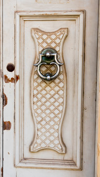 Haust&uuml;r-Klopfer an alter Holzhaust&uuml;r