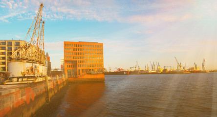 Alte Hafenkräne an der Elbe in Hamburg - Sonnenuntergang