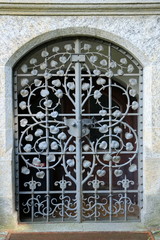 Wrought iron gate, Schmiedeeisernes Tor in Form eines Lindenbaumes an einem historischen Gebäude aus dem 19. Jahrhundert