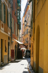 Fototapeta na wymiar narrow residential street in old city of Nice