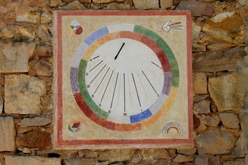 ancien cadran solaire sur un vieux mur de pierre