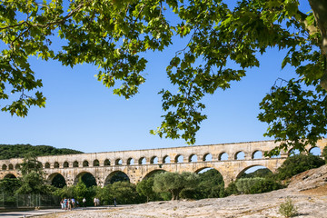 Obraz premium tourists go to ancient Roman aqueduct Pont du Gard
