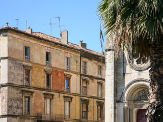 Fototapeta na wymiar old urban house in Nimes city