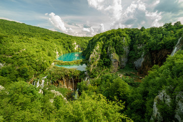 Fototapeta na wymiar Paths and lakes of Plitvice