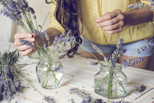 Fototapeta Florist at work: Creating small bouquets of natural lavender flowers
