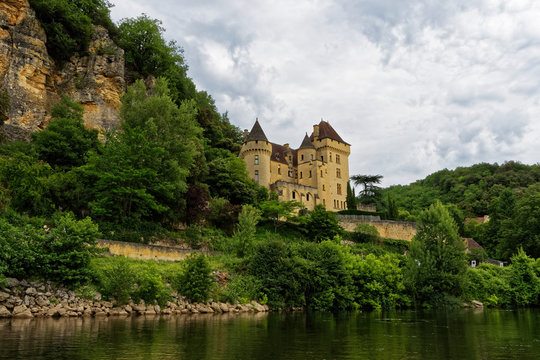 Paysage château et rivière