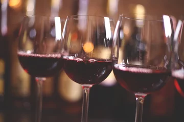 Papier Peint photo Vin Verres à vin avec du vin rouge au bar