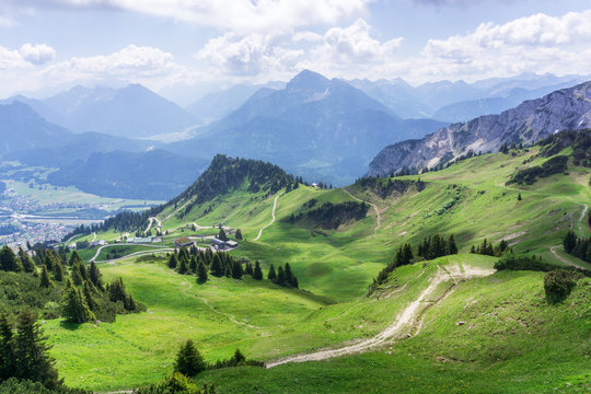 Panoramablick auf die Tiroler Alpen.