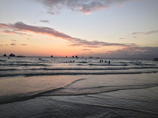 Obraz premium The rays of the fading sun are playing on in the water.