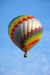 Naklejka premium Heißluftballon hoch oben am Himmel