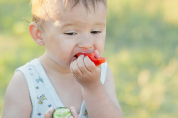 the child greedily eating tomato