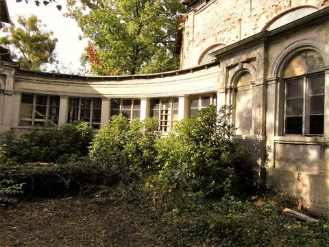 Ruinen. Ehemalige sowjetische Kaserne. Ehemals Lahmanns Sanatorium. Dresden. Wei&szlig;er Hirsch.