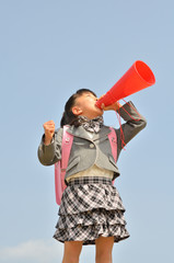 メガホンで応援する新一年生の女の子（ランドセル）